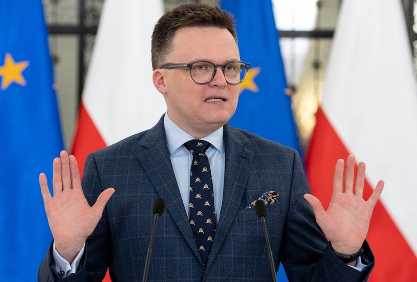 Pracownicy Kancelarii Sejmu mają żal do Szymona Hołowni, że ten przyznał im niższe podwyżki niż obiecał to Donald Tusk /Foto Olimpik / NurPhoto / NurPhoto via AFP /AFP