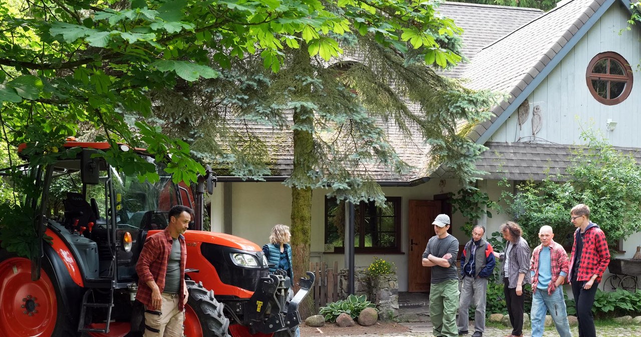 Pracownicy Karpiuka zaczną podejrzewać szefa o romans /Źródło: AIM