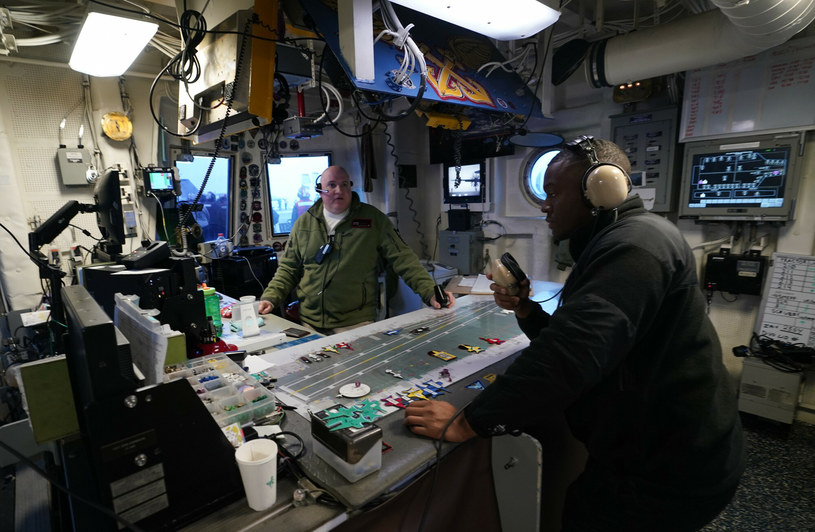 Pracownicy kontroli lotniczej w sterowni na pokładzie lotniskowca USS Gerald R. Ford o napędzie atomowym. /Steve Helber/Associated Press/East News /East News