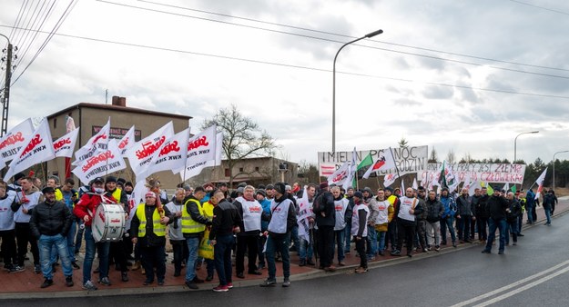 Pracownicy kopalni Piast-Ziemowit protują przeciwko utracie miejsc pracy. Protest to odpowiedź na demonstracje mieszkańców Imielina, którzy sprzeciwiają się rozbudowie kopalni węgla / 	Andrzej Grygiel    /PAP