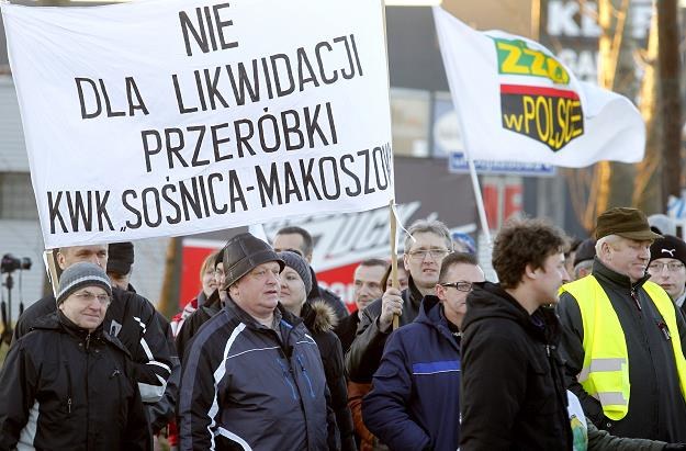 Pracownicy KWK Sośnica Makoszowy zablokowali drogę prowadzącą do autostrady A4 w Gliwicach /PAP