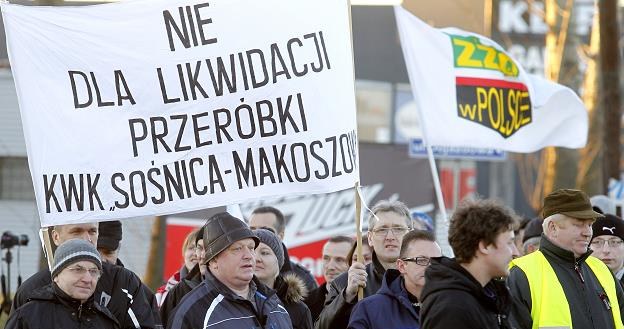 Pracownicy KWK Sośnica Makoszowy zablokowali drogę prowadzącą do autostrady A4 w Gliwicach /PAP