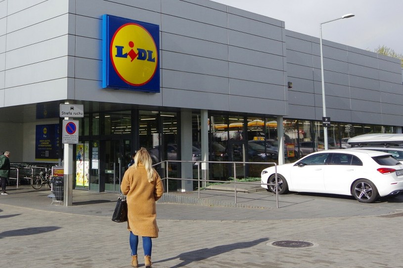 Pracownicy Lidla otrzymali świąteczne paczki. "Biedronka daje lepsze"