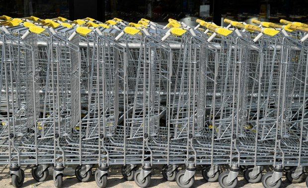 Pracownicy marketów wzywani na nocną zmianę po wolnej niedzieli: Rząd tego nie ukróci