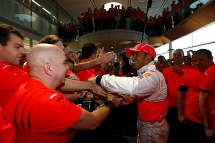 Pracownicy McLarena powitali Lewisa jak króla /AFP