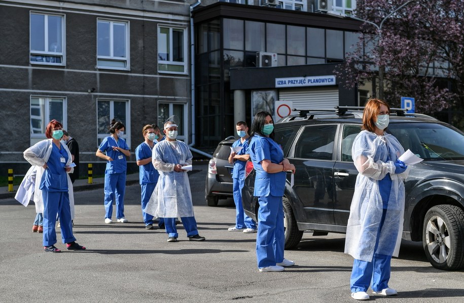 Pracownicy medyczni Samodzielnego Publicznego Szpitala Klinicznego nr 4 podczas badania na obecność COVID-19 w mobilnym punkcie pobrań /Wojtek Jargiło /PAP