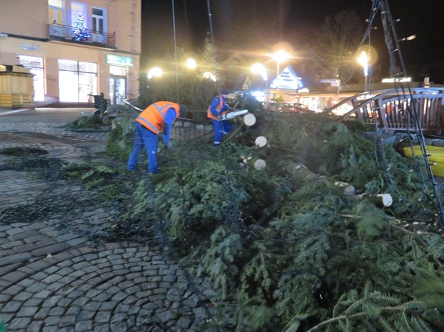 Pracownicy miejskiej spółki usuwają powaloną przez podmuch halnego choinkę na Krupówkach /Archiwum RMF FM