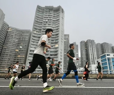 Pracownicy muszą przebiec 5 km w 30 minut. Nietypowe praktyki w chińskiej firmie