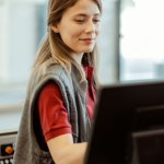 Pracownicy myślą, że nadgodziny nie są obowiązkowe. Za odmowę mogą zostać bez pracy
