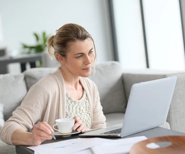 Pracownicy na home office zostawieni sami sobie. Tylko co czwarta osoba otrzymała służbowego laptopa