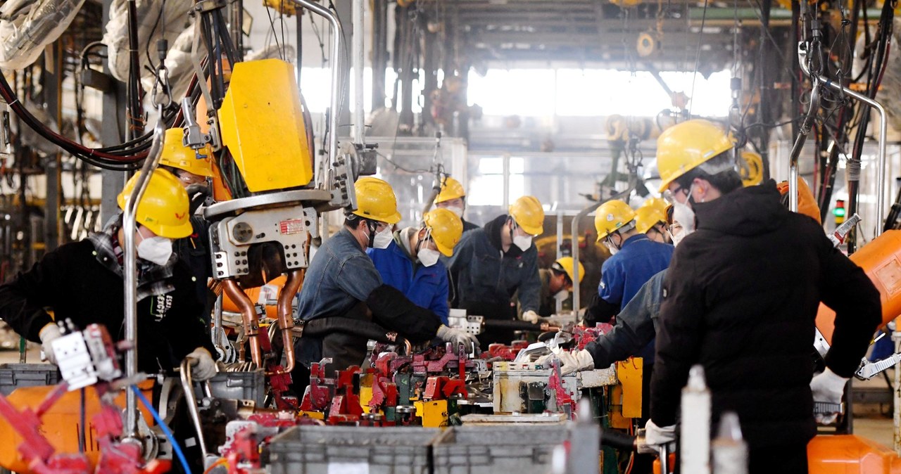 Pracownicy na linii montażowej fabryki Wuling Motors w Qingdao, we wschodniej prowincji Shandong, 1 marca 2023 r. /AFP