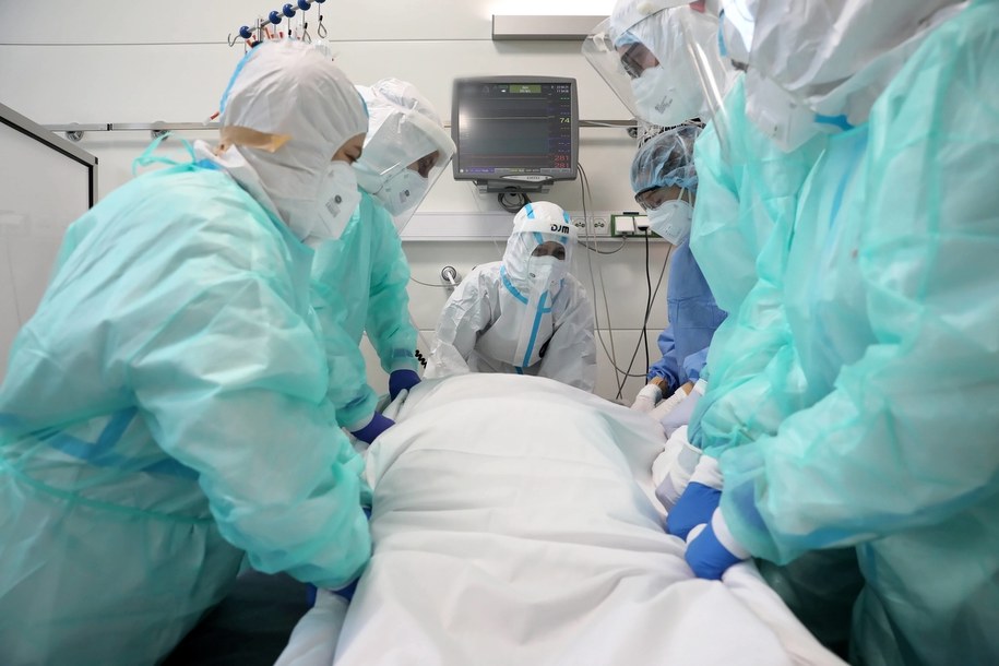 Pracownicy na oddziale intensywnej terapii OIT w szpitalu modułowym dla chorych na Covid-19, na terenie Wojskowego Instytutu Medycznego w Warszawie / 	Leszek Szymański    /PAP