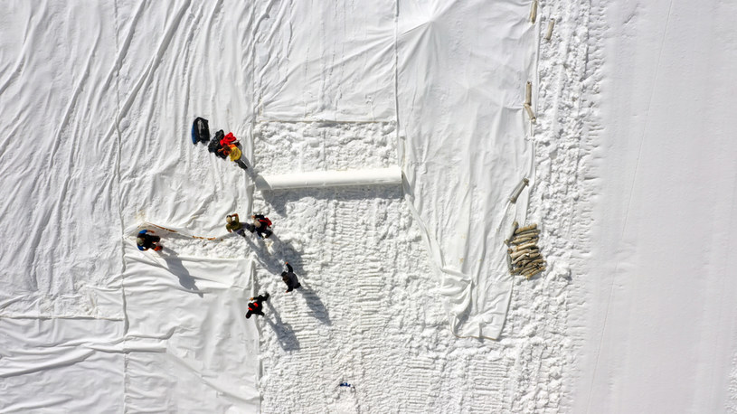 Pracownicy na stoku w Val di Sole w Trentino we Włoszech, zdjęcie ilustracyjne /MIGUEL MEDINA/AFP /AFP