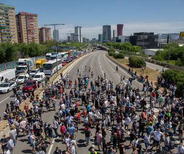 Pracownicy Nissana protestują i blokują drogi