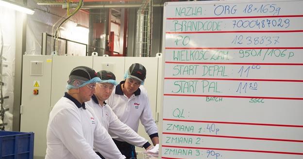 Pracownicy nowo otwartej fabryki chipsów Pringles w Kutnie /PAP