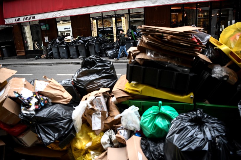 Pracownicy paryskiego zakładu gospodarki odpadami w proteście nie zbierają śmieci z ulic Paryża /AFP