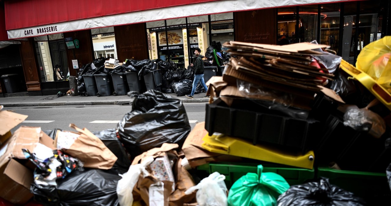 Pracownicy paryskiego zakładu gospodarki odpadami w proteście nie zbierają śmieci z ulic Paryża /AFP