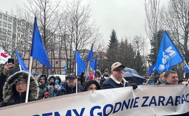 Pracownicy poczty protestowali w Warszawie. Domagali się podwyżek 