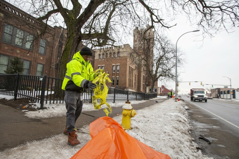 Pracownicy porządkowi sprzątający po tragedii w Rochester /Lauren Petracca/Associated Press /East News
