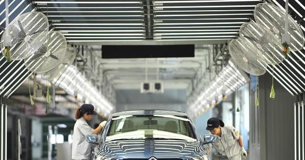 Pracownicy pracujący na linii produkcyjnej w nowym zakładzie Dongfeng Peugeot-Citro /AFP