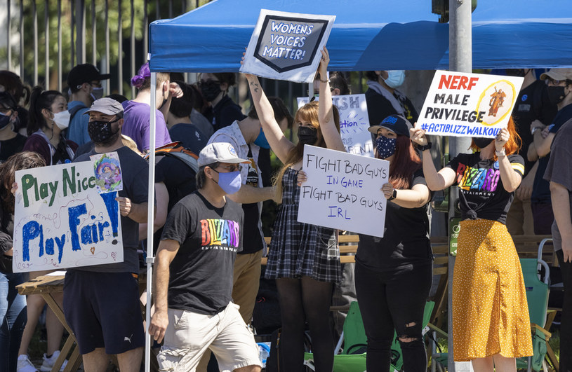 Pracownicy protestujący przed siedzibą firmy Blizzard w Kaliforni /AFP