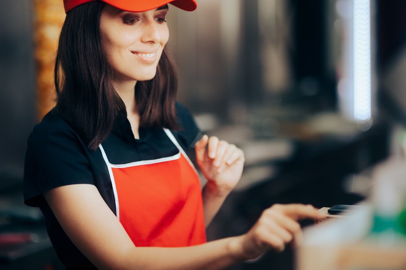 Pracownicy sieci fast foodów zostaną w przyszłości zastąpieni przez roboty? /123RF/PICSEL