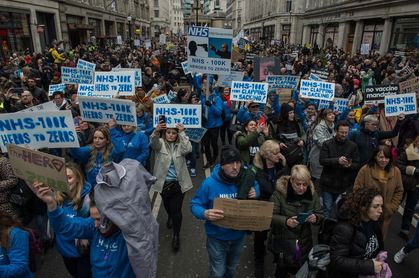 Pracownicy służby zdrowia demonstrują przeciw obowiązkowi szczepień / Guy Smallman /Getty Images