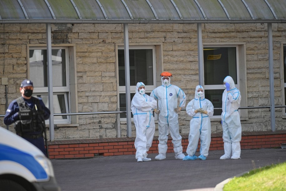 Pracownicy służby zdrowia przed budynkiem szpitala MSWiA przy ulicy Wołoskiej w Warszawie / 	Marcin Obara  /PAP