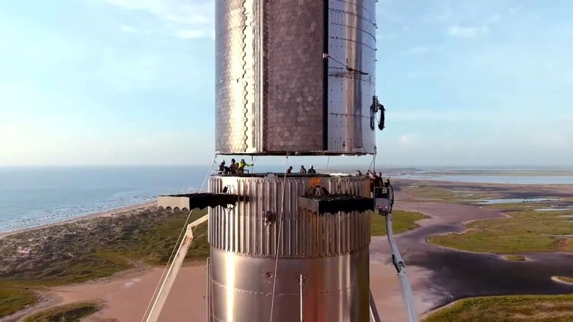 Pracownicy SpaceX na szczycie pierwszego stopnia Super Heavy dla statku Starship. /SpaceX /materiały prasowe