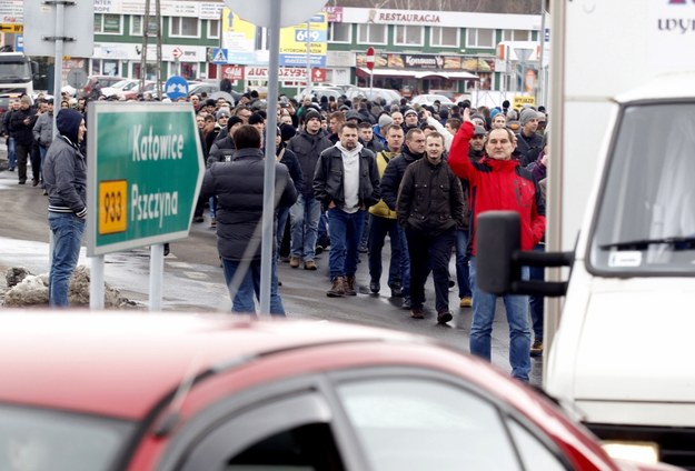 Pracownicy strajkującej kopalni, należącej do JSW, blokują jedno z rond w Jastrzębiu Zdroju /Andrzej Grygiel /PAP