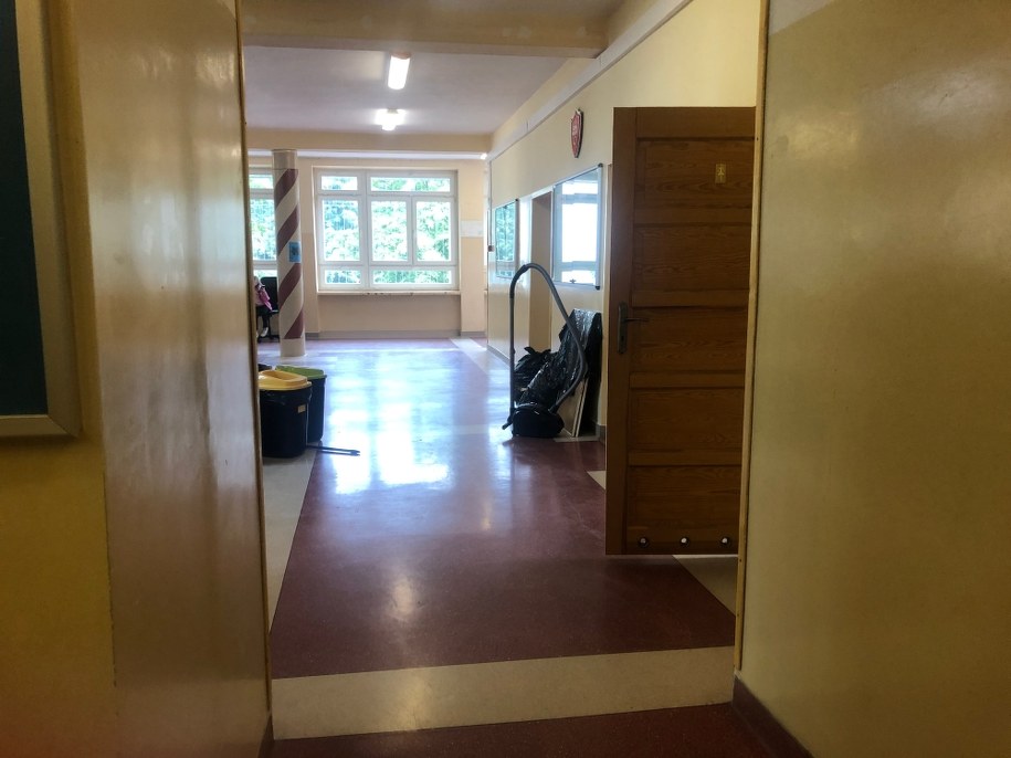 Pracownicy szkoły, którzy odpowiadają za przygotowanie jej budynku na wrzesień, podkreślają, że mają dużo obowiązków /Michał Dobrołowicz /RMF FM
