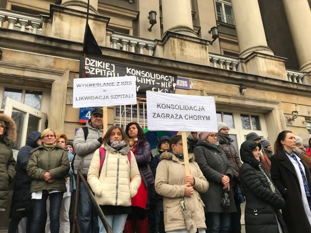 Pracownicy szpitala Dzieciątka Jezus w Warszawie protestują przeciwko połączeniu placówki z Centralnym Szpitalem Klinicznym przy Banacha i Szpitalem Pediatrycznym /Mariusz PIekarski /RMF FM