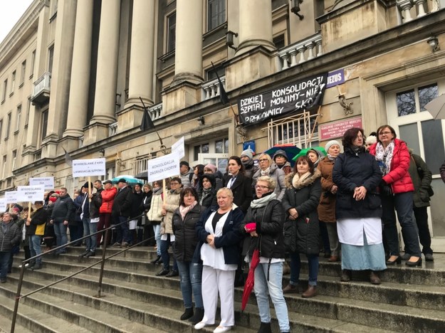 Pracownicy szpitala Dzieciątka Jezus w Warszawie protestują przeciwko połączeniu placówki z Centralnym Szpitalem Klinicznym przy Banacha i Szpitalem Pediatrycznym /Mariusz PIekarski /RMF FM