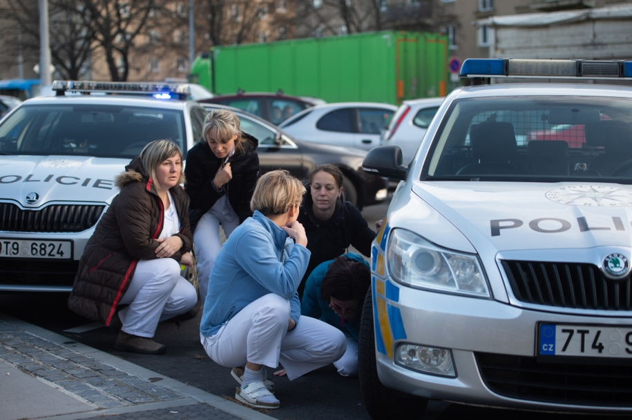 Pracownicy szpitala, którzy zostali ewakuowani z placówki /LUKAS KABON /PAP/EPA