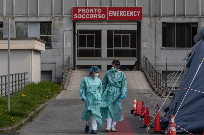 Pracownicy szpitala w Cremonie niedaleko Mediolanu, Włochy, epidemia koronawirusa SARS-CoV-2 /AFP