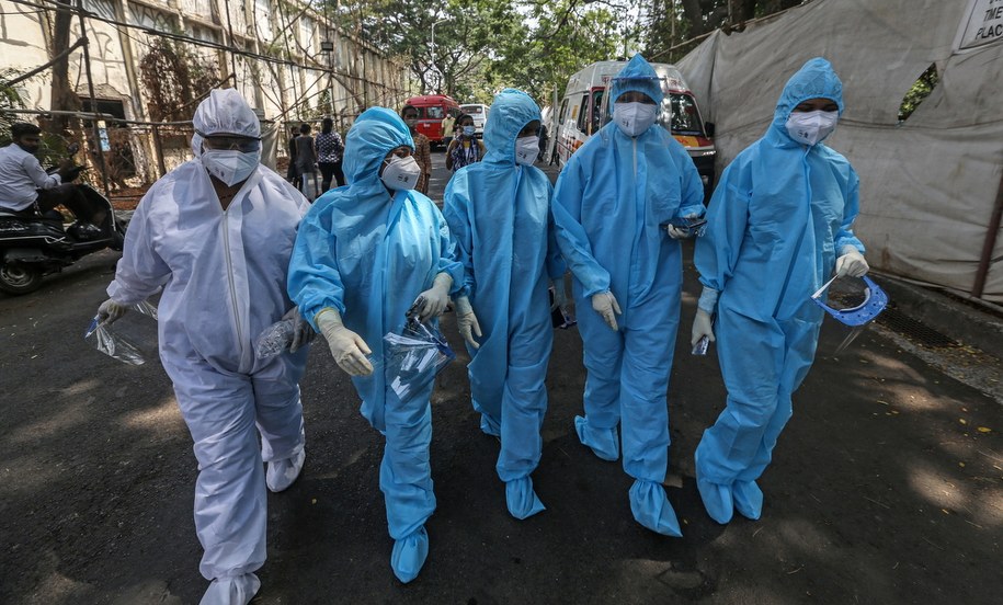 Pracownicy szpitala w Mumbaju /DIVYAKANT SOLANKI /PAP/EPA