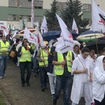 Pracownicy szpitala w Rybniku wyszli na ulice. "Płace poniżej godności”