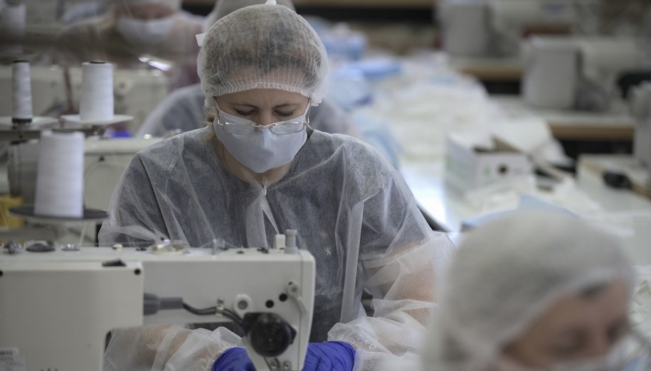 Pracownicy szyjący maseczki we Lwowie /MARKIIAN LYSEIKO  /PAP/EPA