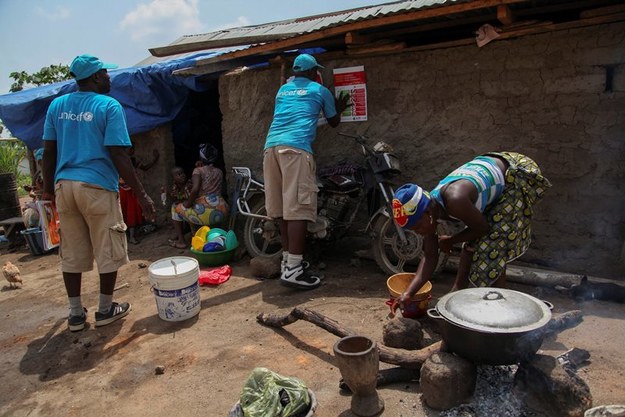 Pracownicy UNICEF-u pomagają w sterylizacji mieszkańcom Liberii /AHMED JALLANZO  /PAP/EPA