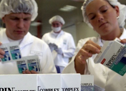 Pracownik Bayera pakuje tabletki. Bitterfeld, maj 2005 /AFP