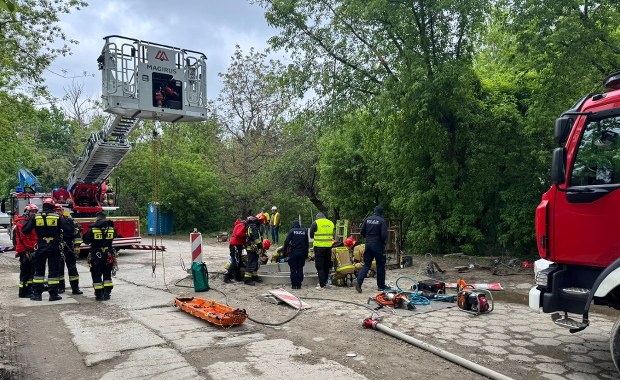 Pracownik budowlany utknął w studni. Dramatyczna akcja ratunkowa w Warszawie 