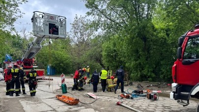 Pracownik budowlany utknął w studni. Dramatyczna akcja ratunkowa w Warszawie 