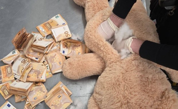 Pracownik DHL nie mógł uwierzyć własnym oczom: w misiu ukryto fortunę