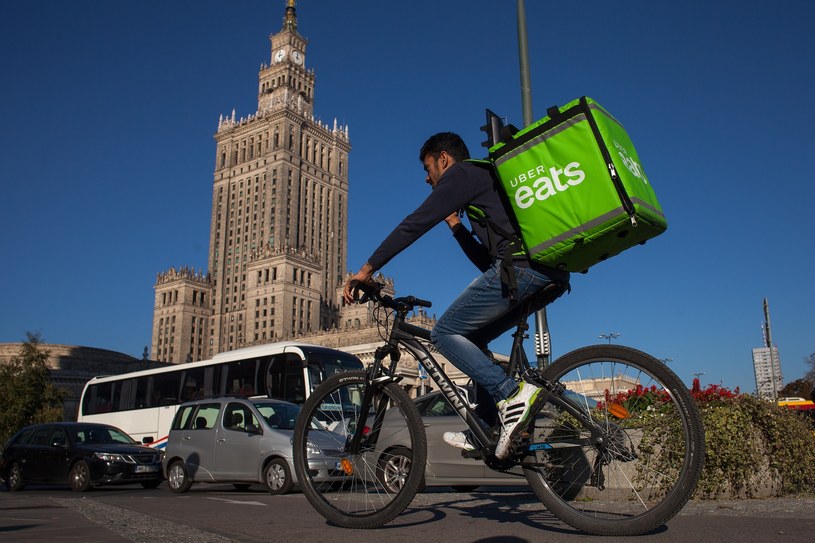 Pracownik firmy Uber Eats w Warszawie /Stefan Maszewski /Reporter