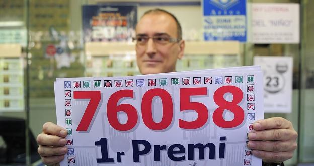 Pracownik kolektury w Palleja koło Barcelony, gdzie sprzedano szczęśliwy los z numerem 76058 /AFP