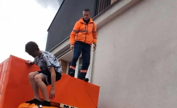 Pracownik MPO w Krakowie ratuje dziecko z pożaru. "To był instynkt"