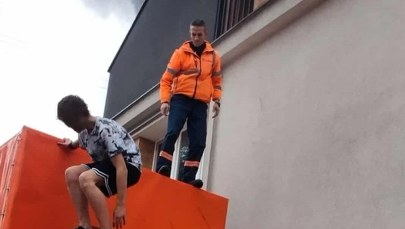 Pracownik MPO w Krakowie ratuje dziecko z pożaru. "To był instynkt"