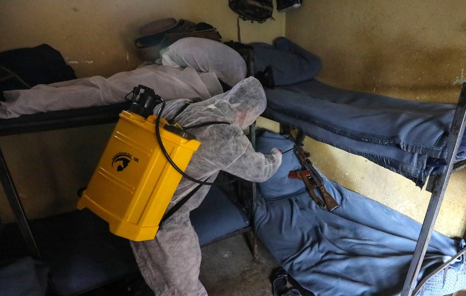 Pracownik odkażający areszt w Afganistanie /HEDAYATULLAH AMID /PAP