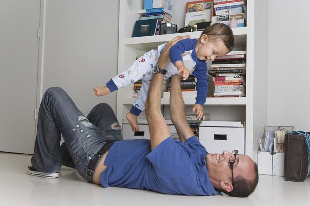 Pracownik-ojciec wychowujący dziecko ma prawo do urlopu ojcowskiego /&copy; Panthermedia