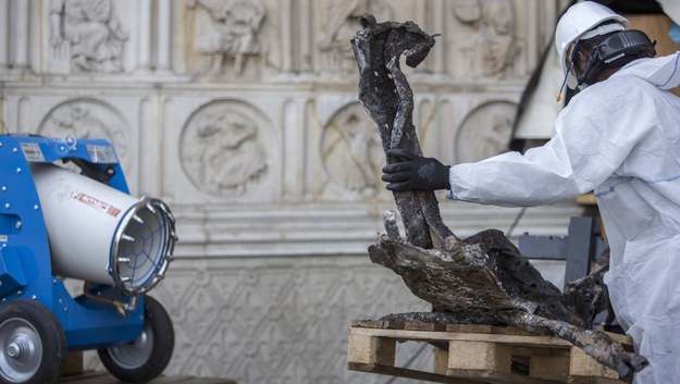 Pracownik podczas sprzątania katedry Notre Dame /RAFAEL YAGHOBZADEH / POOL / AP /PAP/EPA